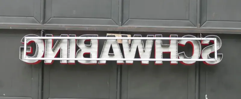 Artikelbild 4 des Artikels “Großbuchstaben - SCHWABING auf Metallrahmen Höhe ca. 50cm. “
